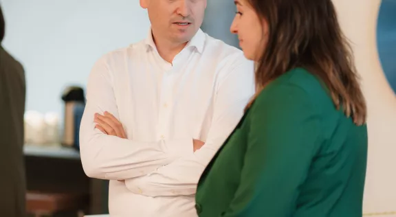 Man in gesprek met collega